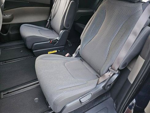 Used 2025 Kia Carnival LX FWD image 15