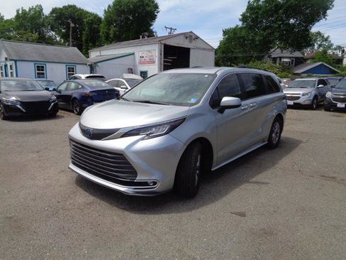 Used 2021 Toyota Sienna XLE FWD image 1