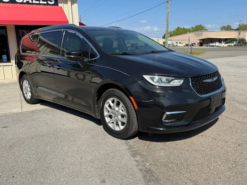 Used 2021 Chrysler Pacifica Touring-L image 5