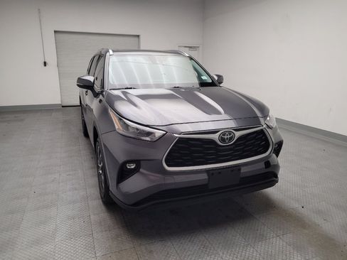Used 2020 Toyota Highlander XLE FWD image 14