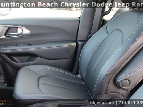Used 2026 Chrysler Pacifica Select image 33