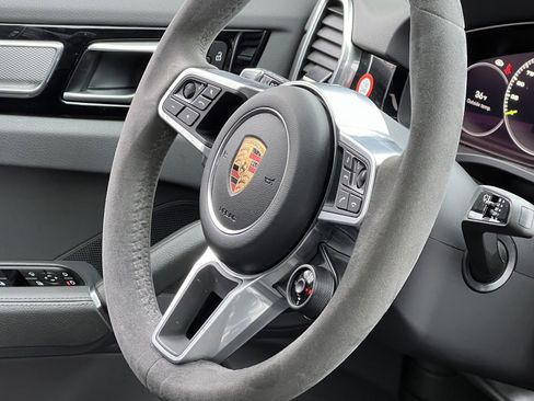Certified 2022 Porsche Cayenne Platinum Edition image 23