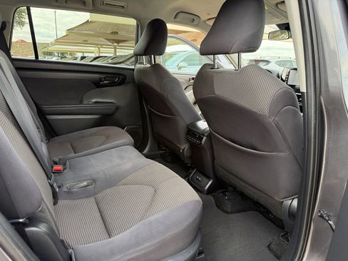 Used 2021 Toyota Highlander LE FWD image 16