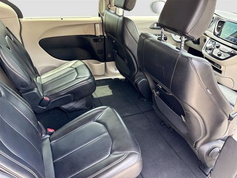 Used 2023 Chrysler Pacifica Touring-L FWD image 28