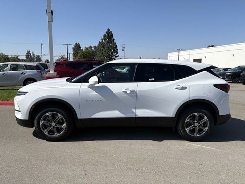 Used 2025 Chevrolet Blazer LT FWD image 2