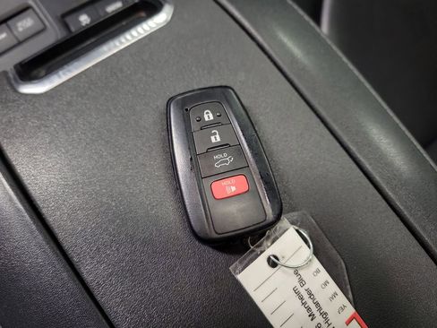 Used 2021 Toyota Highlander XLE image 16