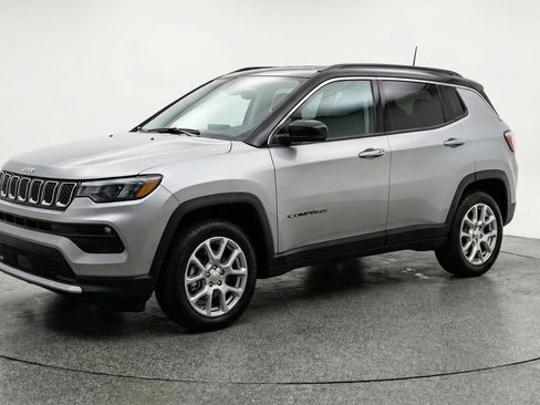 Used 2025 Jeep Compass Limited image 3