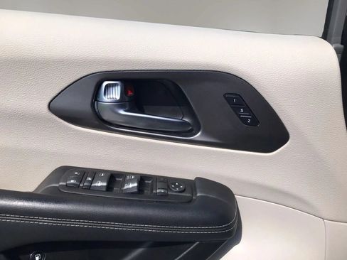 Used 2023 Chrysler Pacifica Touring-L FWD image 14