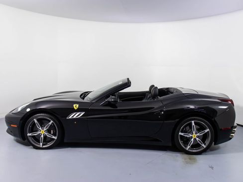 Used 2014 Ferrari California image 9