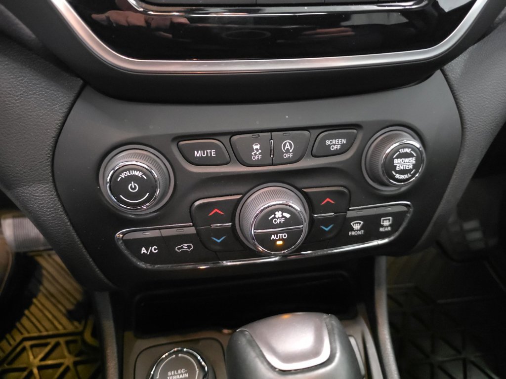 Used 2022 Jeep Cherokee Limited AWD/4WD image 19