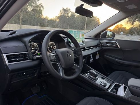 New 2025 Mitsubishi Outlander SE image 27