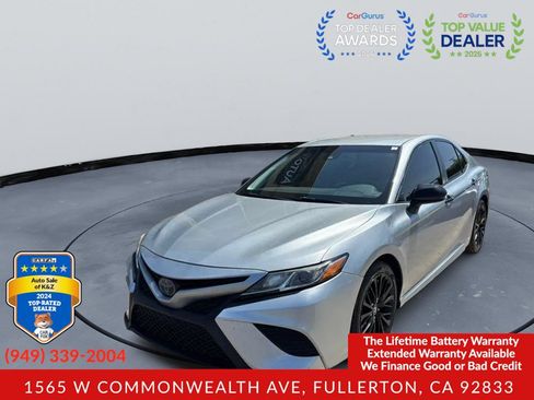 Used 2020 Toyota Camry SE w/ Carpet Mat Package FWD image 2