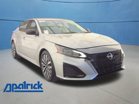 Used 2025 Nissan Altima 2.5 SV image 1