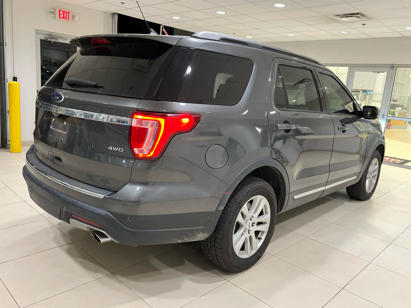 Used 2018 Ford Explorer XLT w/ Equipment Group 202A AWD/4WD image 4