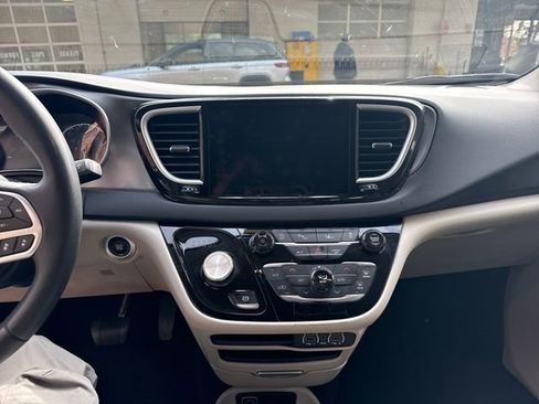 Used 2023 Chrysler Pacifica Touring-L image 22