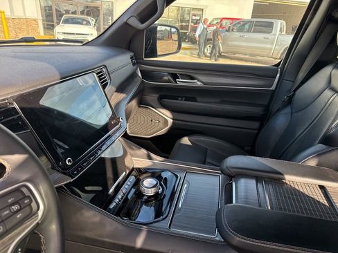 Used 2024 Jeep Wagoneer L Series II w/ Flexible Seating Group image 18