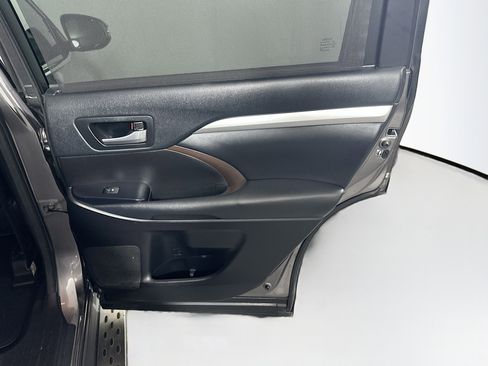 Used 2017 Toyota Highlander XLE image 31
