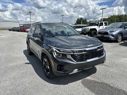 Used 2024 Kia Seltos EX FWD image 11