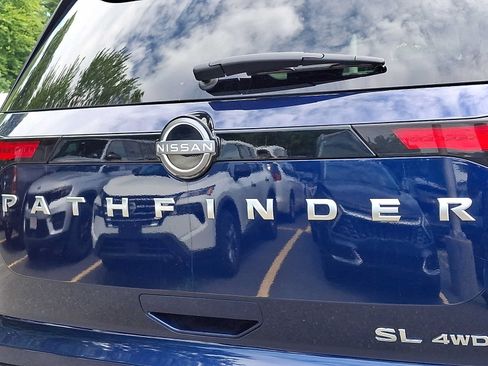 Used 2025 Nissan Pathfinder SL AWD/4WD image 32
