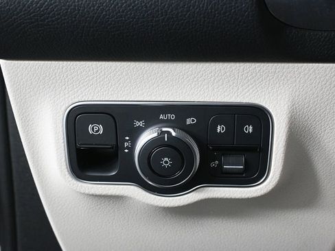 Used 2025 Mercedes-Benz GLB 250 image 9