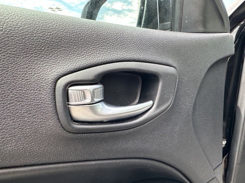 Used 2021 Jeep Compass Latitude image 12