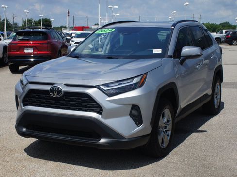 Used 2024 Toyota RAV4 XLE w/ Convenience Package FWD image 2