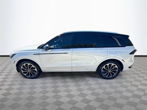 Used 2024 Lincoln Nautilus Reserve image 5