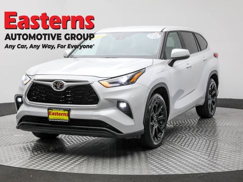 Used 2023 Toyota Highlander LE image 1