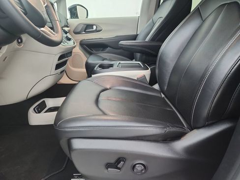 Certified 2024 Chrysler Pacifica Touring-L FWD image 22