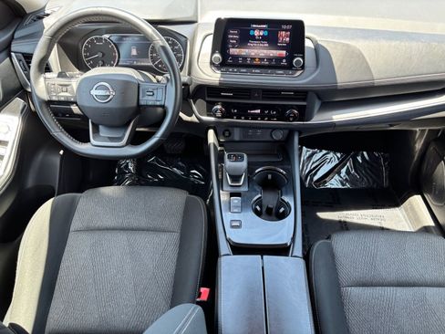 Used 2025 Nissan Rogue SV FWD image 12