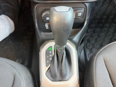 Used 2015 Jeep Renegade Latitude w/ Popular Equipment Group image 38