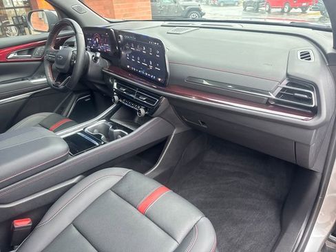 Used 2025 Chevrolet Traverse RS image 29