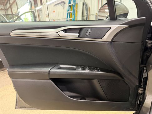 Used 2020 Ford Fusion SE FWD image 13