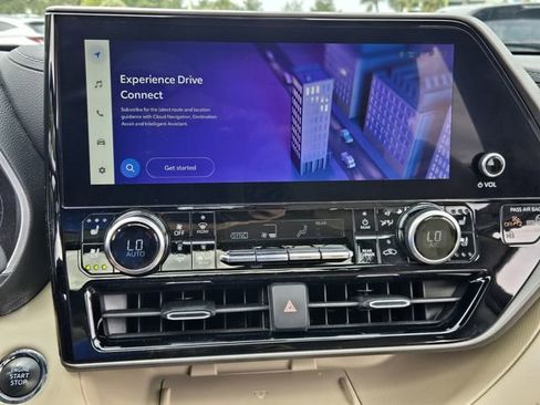 Used 2023 Toyota Highlander Limited FWD image 19