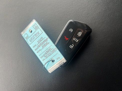 Used 2025 Volkswagen Atlas SE image 34