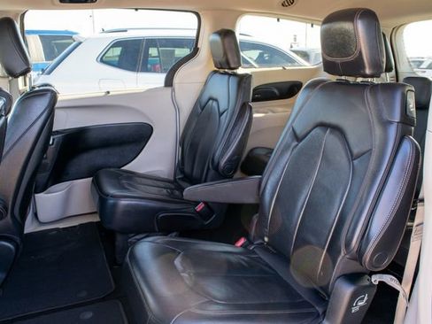 Used 2018 Chrysler Pacifica Touring-L Plus w/ Advanced Safetytec Group image 17