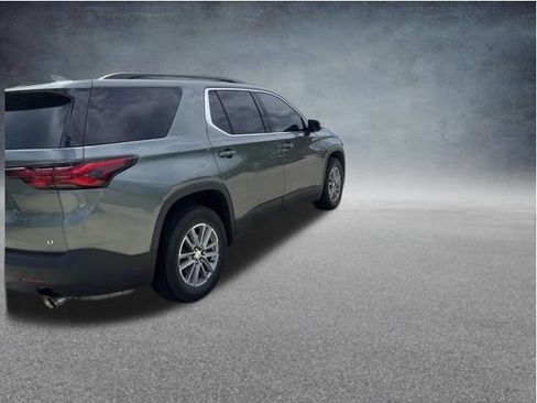 Used 2023 Chevrolet Traverse LT FWD image 2