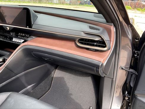 Used 2023 Toyota Crown Limited image 18