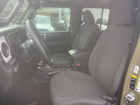 Used 2025 Jeep Gladiator Sport image 17