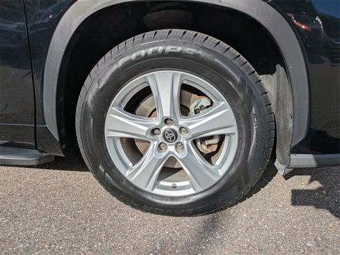 Used 2020 Toyota Highlander LE image 10