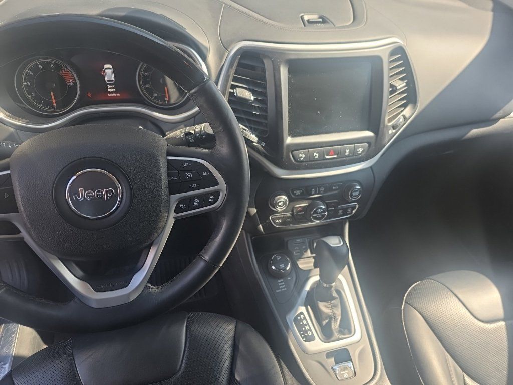 Used 2017 Jeep Cherokee Overland w/ Technology Group AWD/4WD image 10