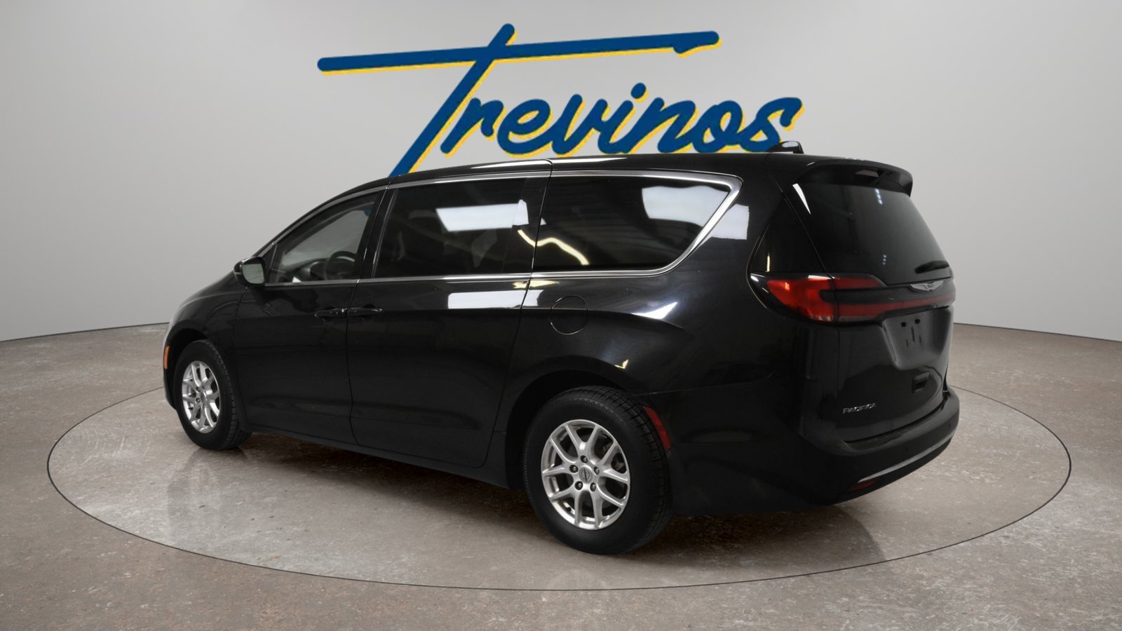 Used 2023 Chrysler Pacifica Touring-L FWD image 9