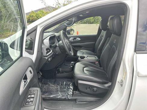 Used 2024 Chrysler Pacifica Limited FWD image 2