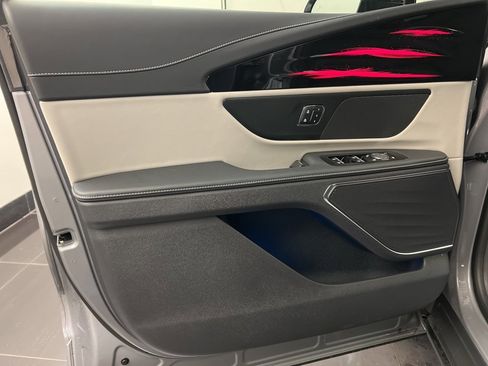 Used 2025 Lincoln Nautilus Premier image 30