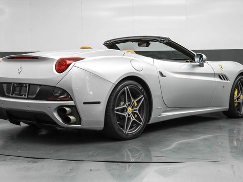 Used 2011 Ferrari California image 17