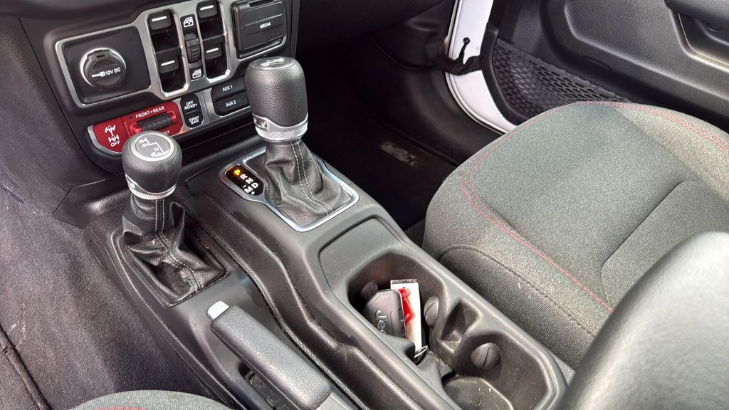 Used 2025 Jeep Wrangler Unlimited Rubicon AWD/4WD image 36