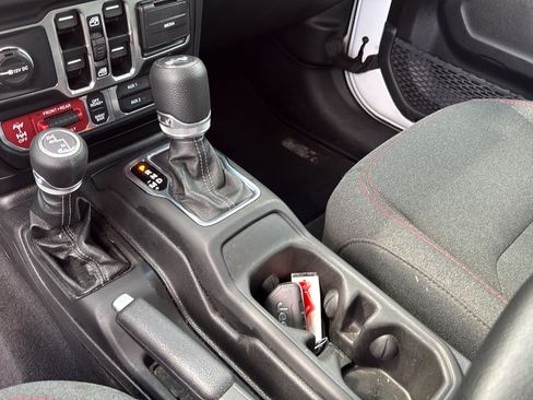 Used 2025 Jeep Wrangler Unlimited Rubicon AWD/4WD image 36