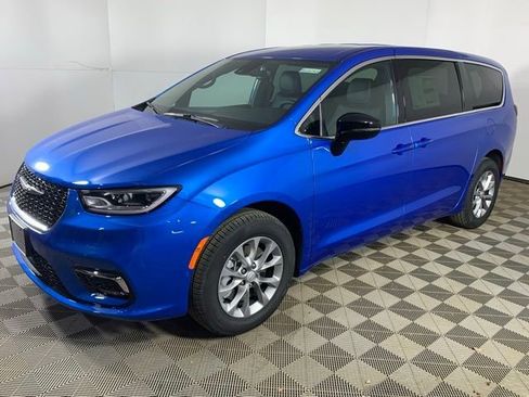 New 2026 Chrysler Pacifica Select image 2