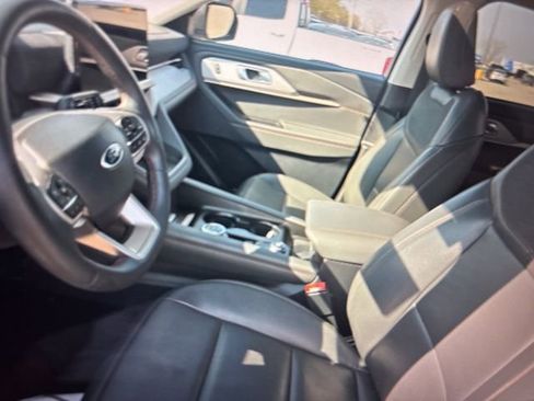 Used 2025 Ford Explorer Active w/ Active Comfort Package image 18