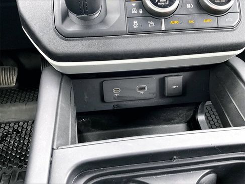 Used 2024 Land Rover Defender 110 SE image 30